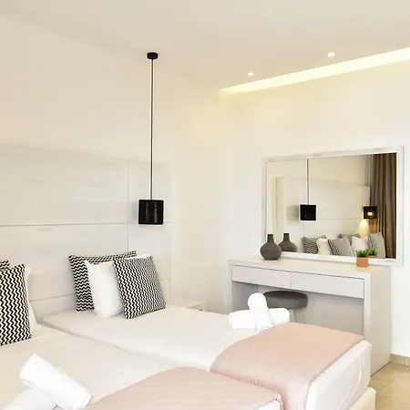 Tropicana , & Mykonos 天堂海滩