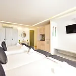 Tropicana & Mykonos 파라다이스비치